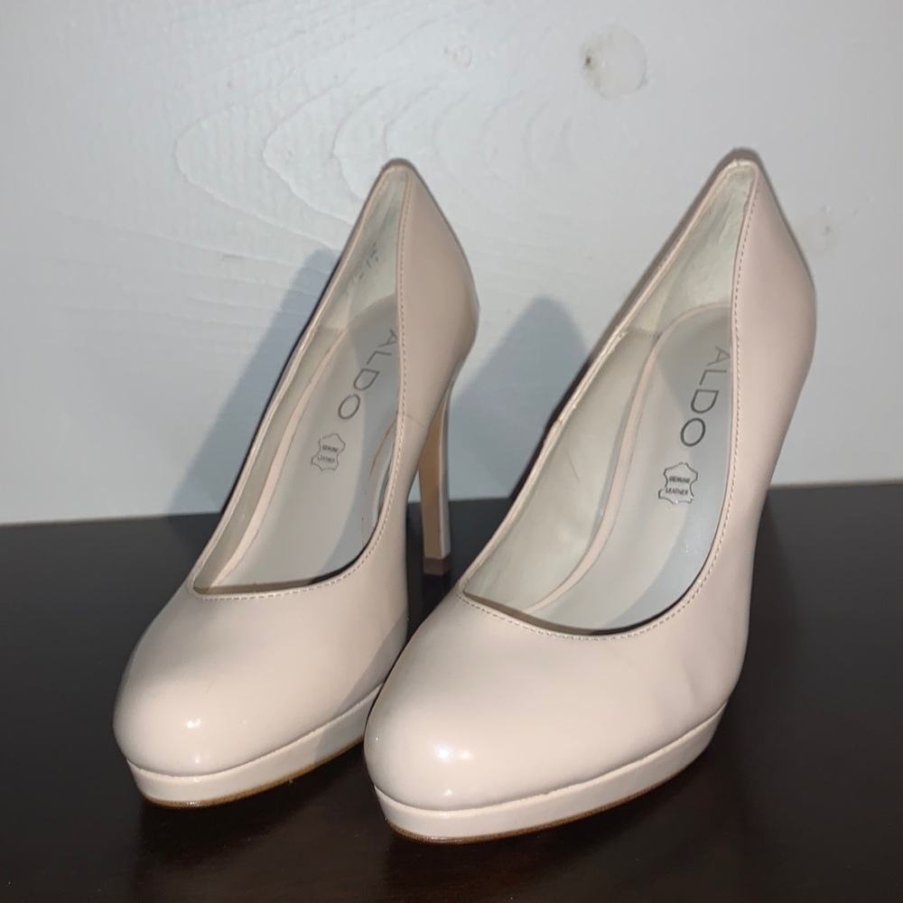 Cream heels 👠